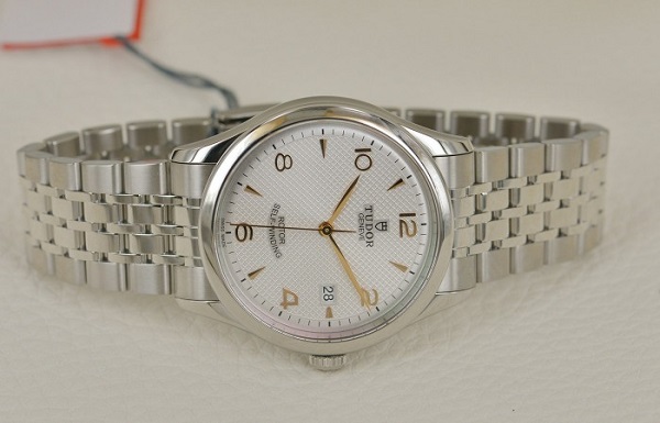 周杰伦代言帝陀手表